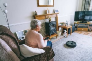 Smart Home Produkte für Senioren, hier ein smarter Staubroboter (depositphotos.com)