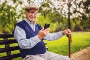 (depositphotos.com) Smartphone für Senioren (depositphotos.com)