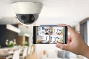 360 Grad Überwachungskamera im Smart-Home für Sicherheit (depositphotos.com)